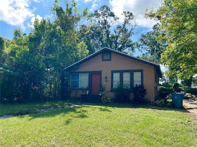 view of front facade featuring a front lawn