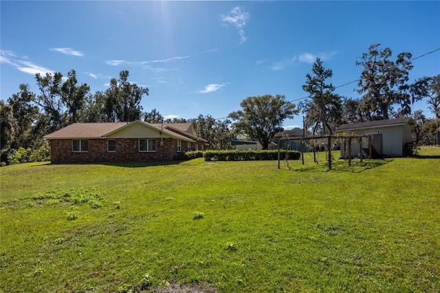 view of yard featuring a shed