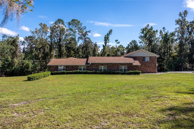 view of front of property featuring a front yard