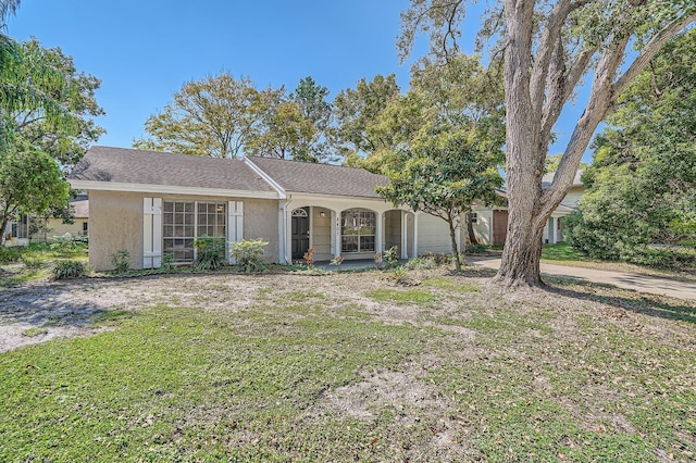 view of front facade featuring a front yard and covered porch