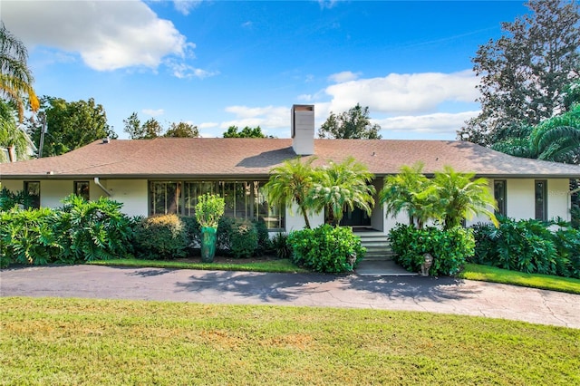 single story home with a front yard