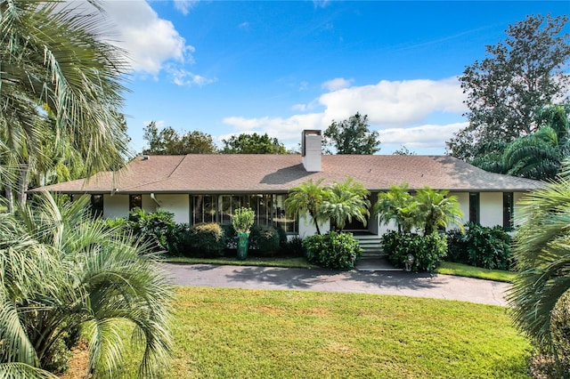 single story home with a front lawn