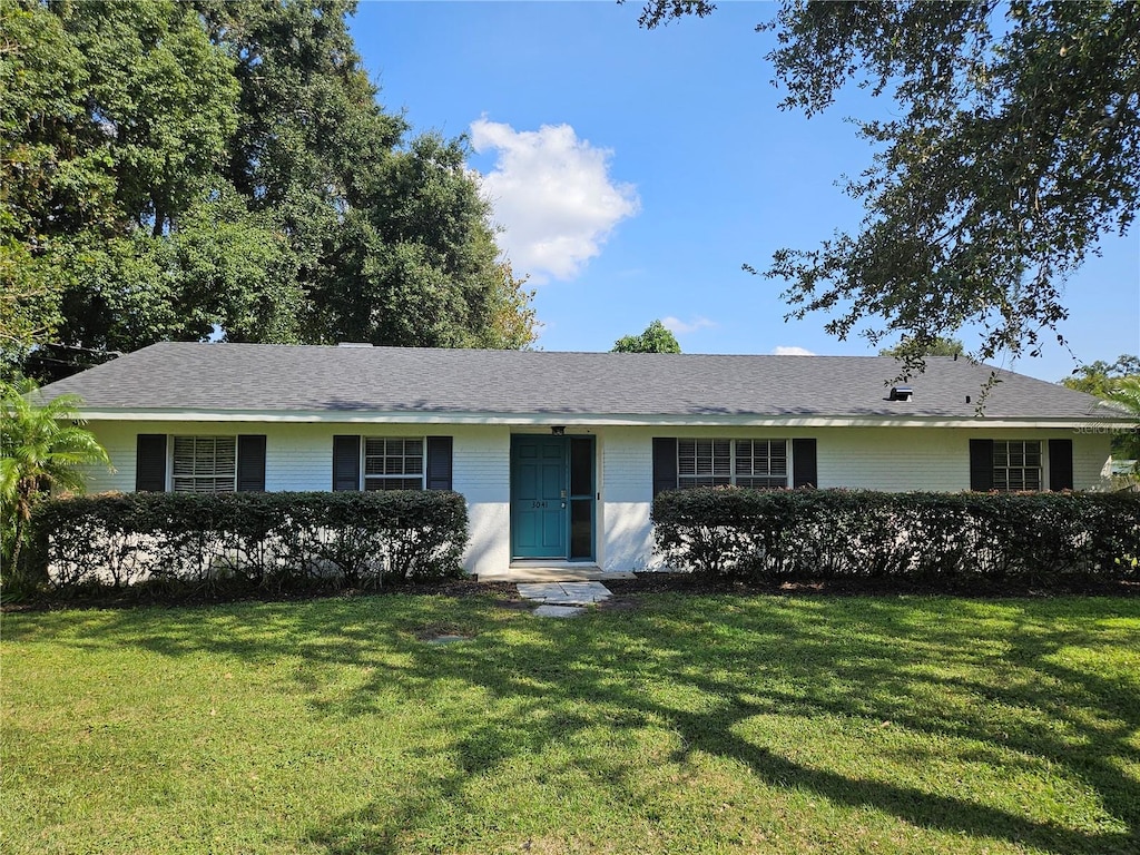 ranch-style home with a front yard