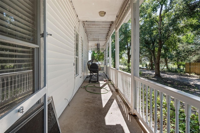 balcony featuring covered porch