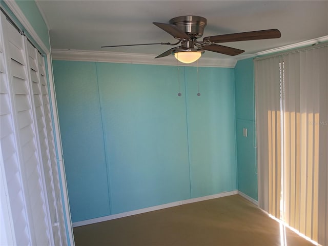 empty room featuring ceiling fan and ornamental molding