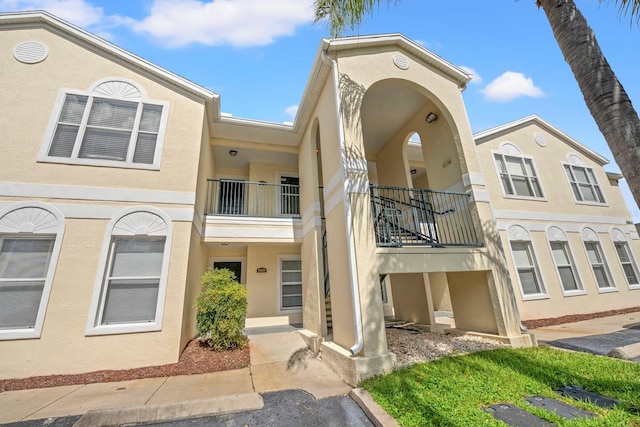 view of front of property featuring a balcony