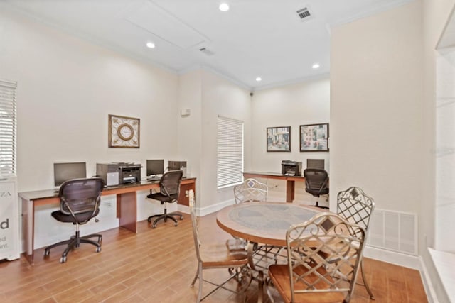dining area with visible vents, recessed lighting, crown molding, and light wood-type flooring