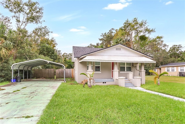 view of front facade featuring covered porch, a carport, and a front lawn