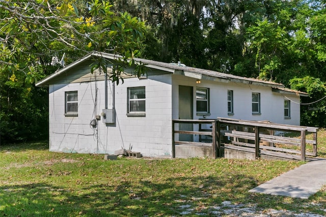 view of front of property with a front yard