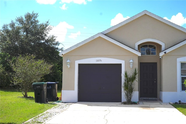 view of front of house featuring a front yard and a garage