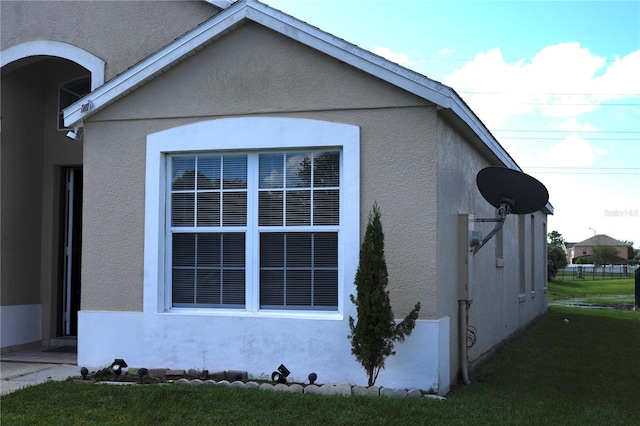 view of side of property featuring a lawn