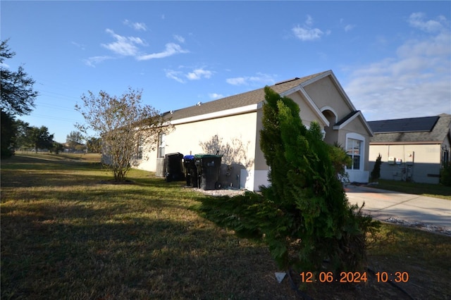 view of side of property featuring a lawn