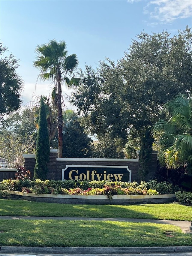 community sign with a lawn