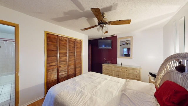 bedroom with hardwood / wood-style floors, a textured ceiling, a closet, and ceiling fan