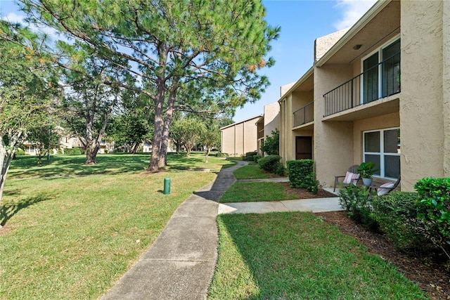 view of property's community featuring a yard