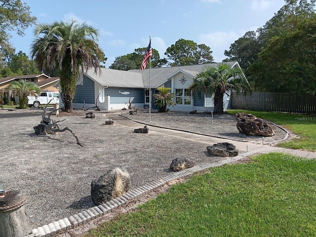 view of front of property featuring a front yard