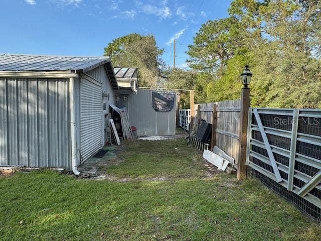 view of yard featuring a storage shed