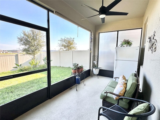 sunroom with ceiling fan