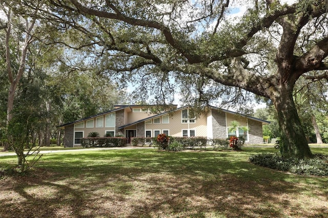 ranch-style house with a front yard