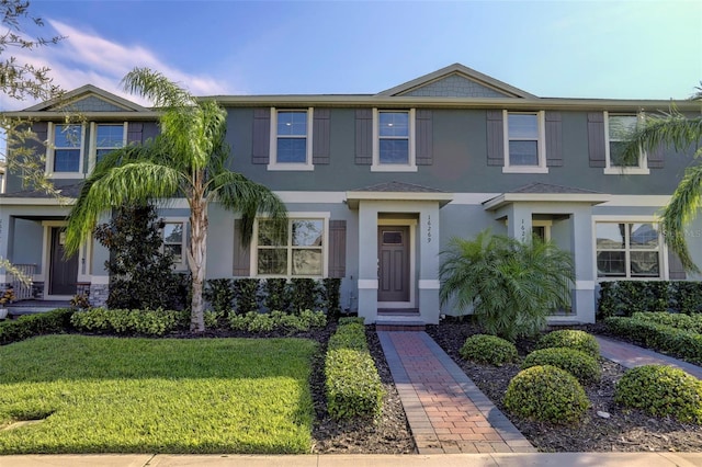 view of front of property featuring a yard