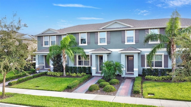 view of front of property featuring a front yard