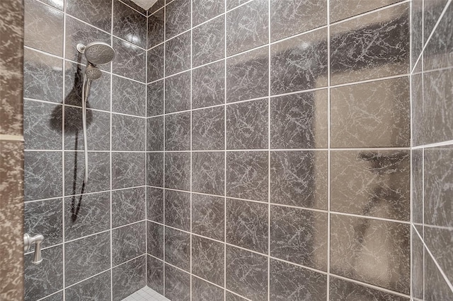 bathroom featuring tiled shower