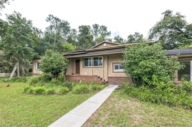 view of front of house featuring a front lawn