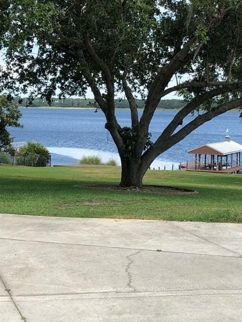 view of yard featuring a water view