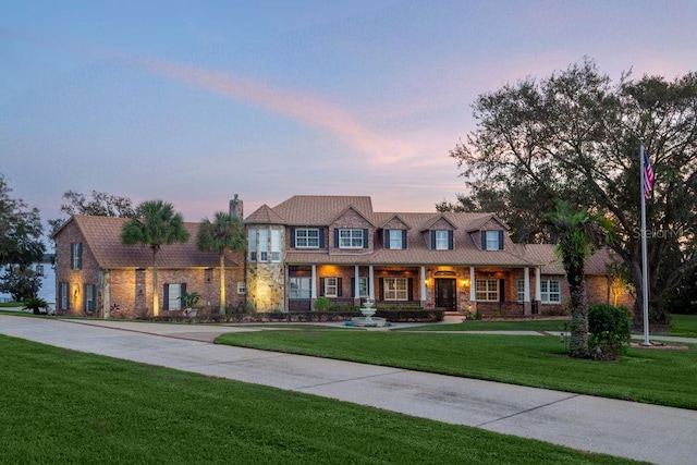 view of front of property featuring a yard