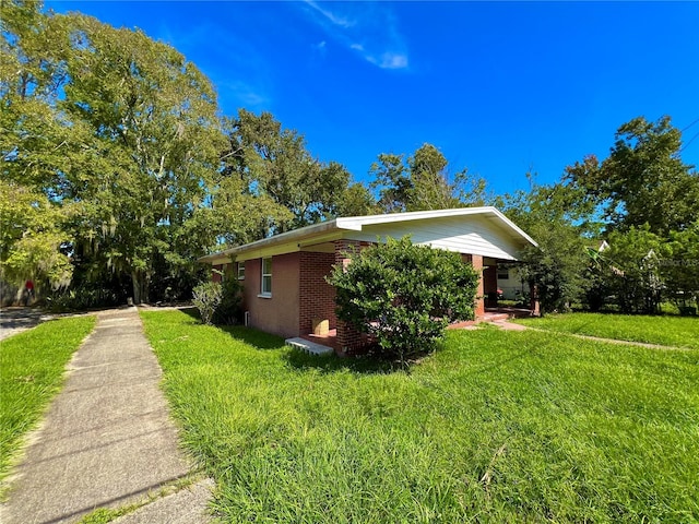 view of side of property featuring a lawn