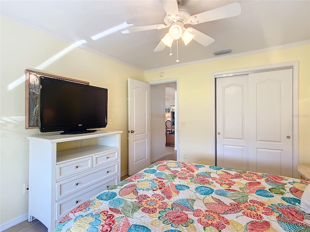 bedroom featuring crown molding, a closet, and ceiling fan