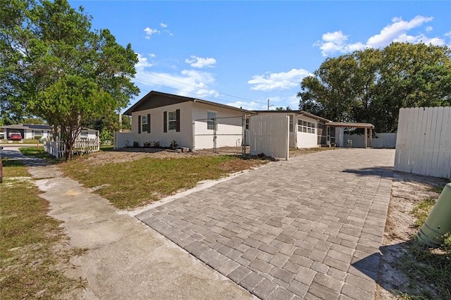 view of front of home featuring a front yard and a carport