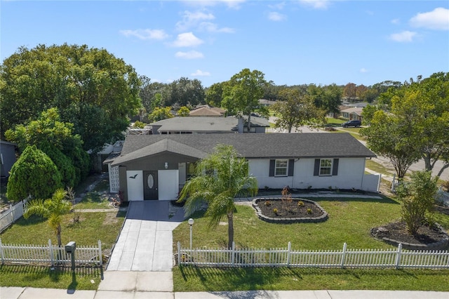 view of front of house featuring a front lawn