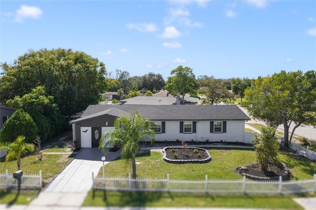 view of front of house with a front lawn