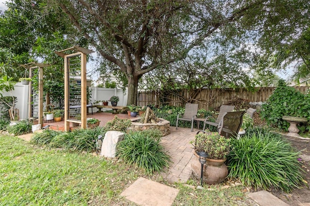 view of yard featuring a patio area