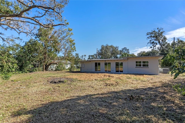 back of house featuring a lawn