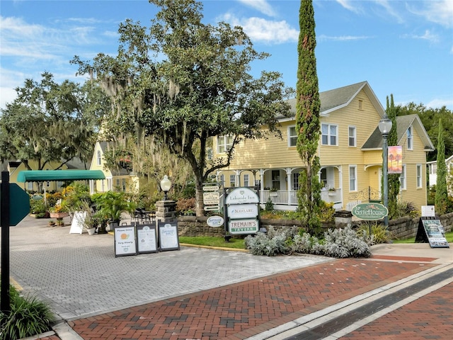 view of front of property