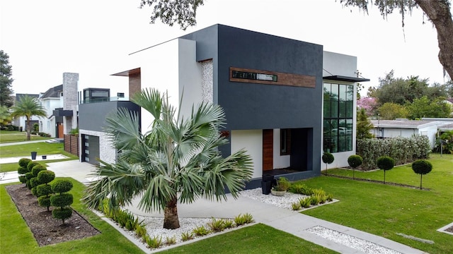 view of front of property featuring a front yard and a garage