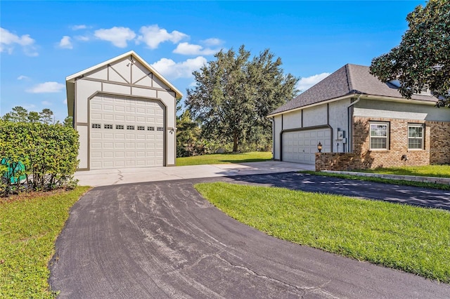 view of front facade featuring a front lawn and a garage