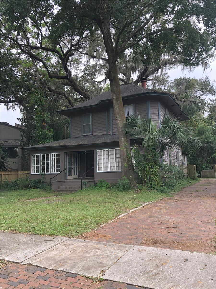 view of front facade featuring a front yard