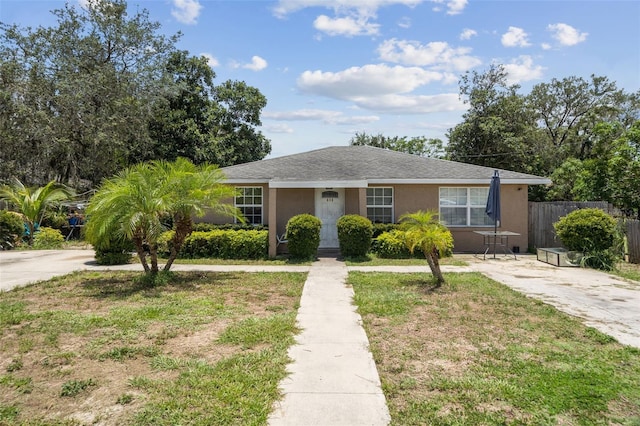 ranch-style home featuring a front lawn