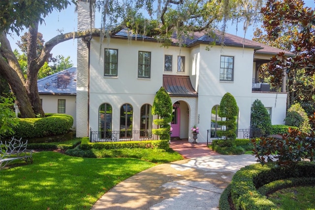 view of front of property with a front yard