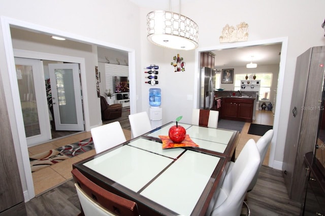 dining area with sink and dark hardwood / wood-style flooring