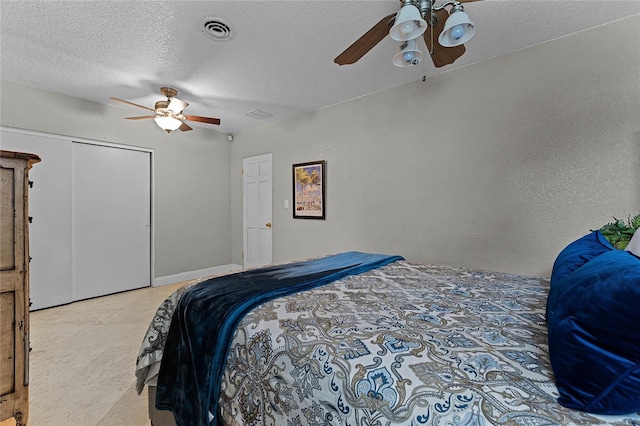 bedroom with a closet, a textured ceiling, and ceiling fan