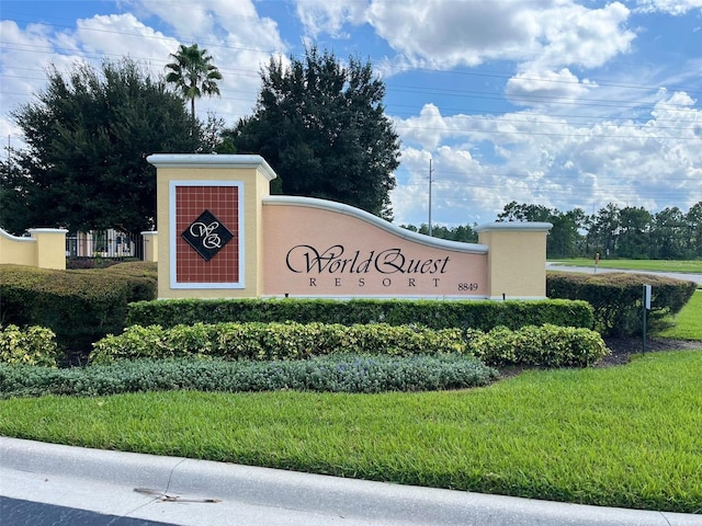 community / neighborhood sign featuring a lawn