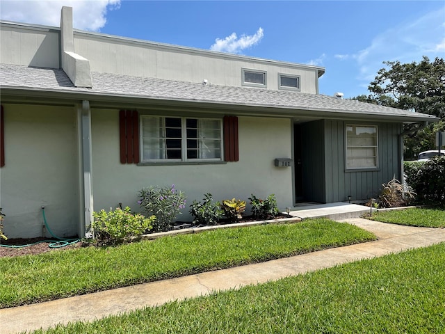 view of front of home with a front lawn