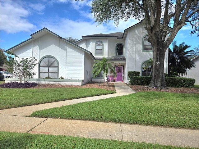 view of front of house featuring a front lawn