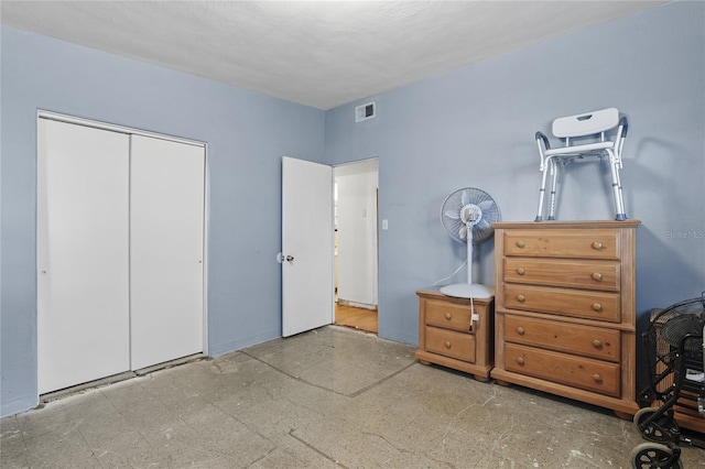 unfurnished bedroom featuring a closet