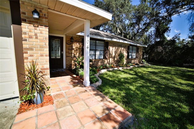 property entrance featuring a yard