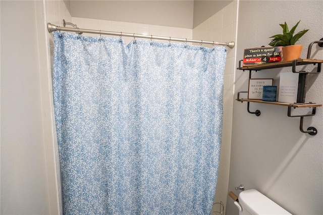 full bath with a shower with curtain and toilet